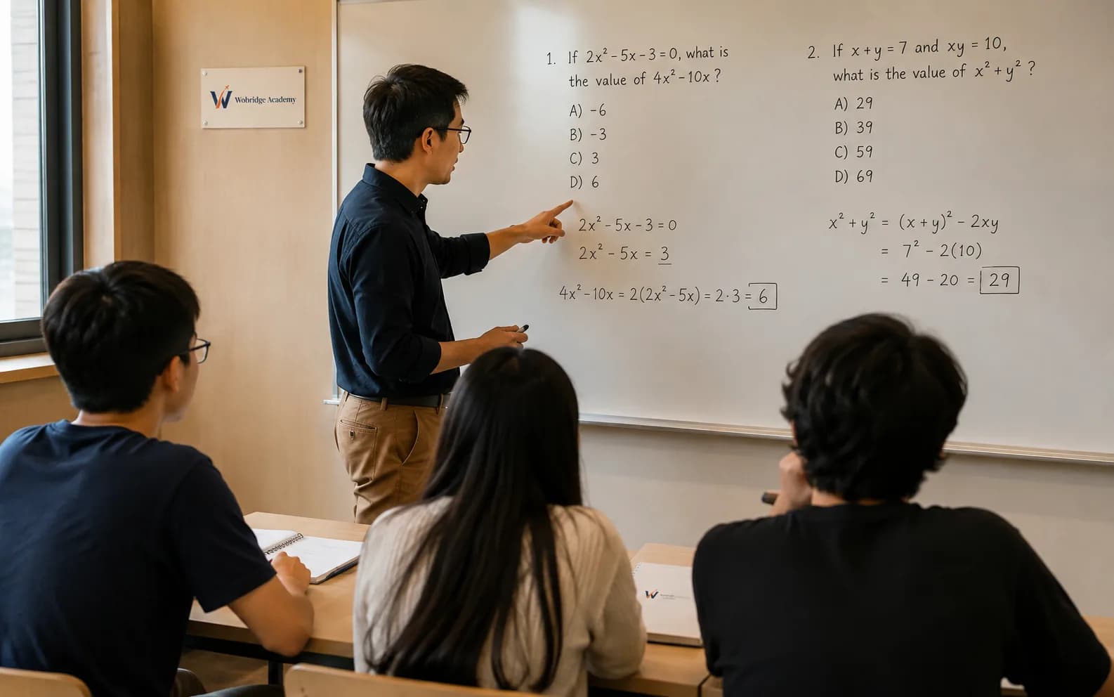 Giáo viên Wobridge chữa một nhóm câu hỏi Math trên bảng cho lớp Digital SAT
