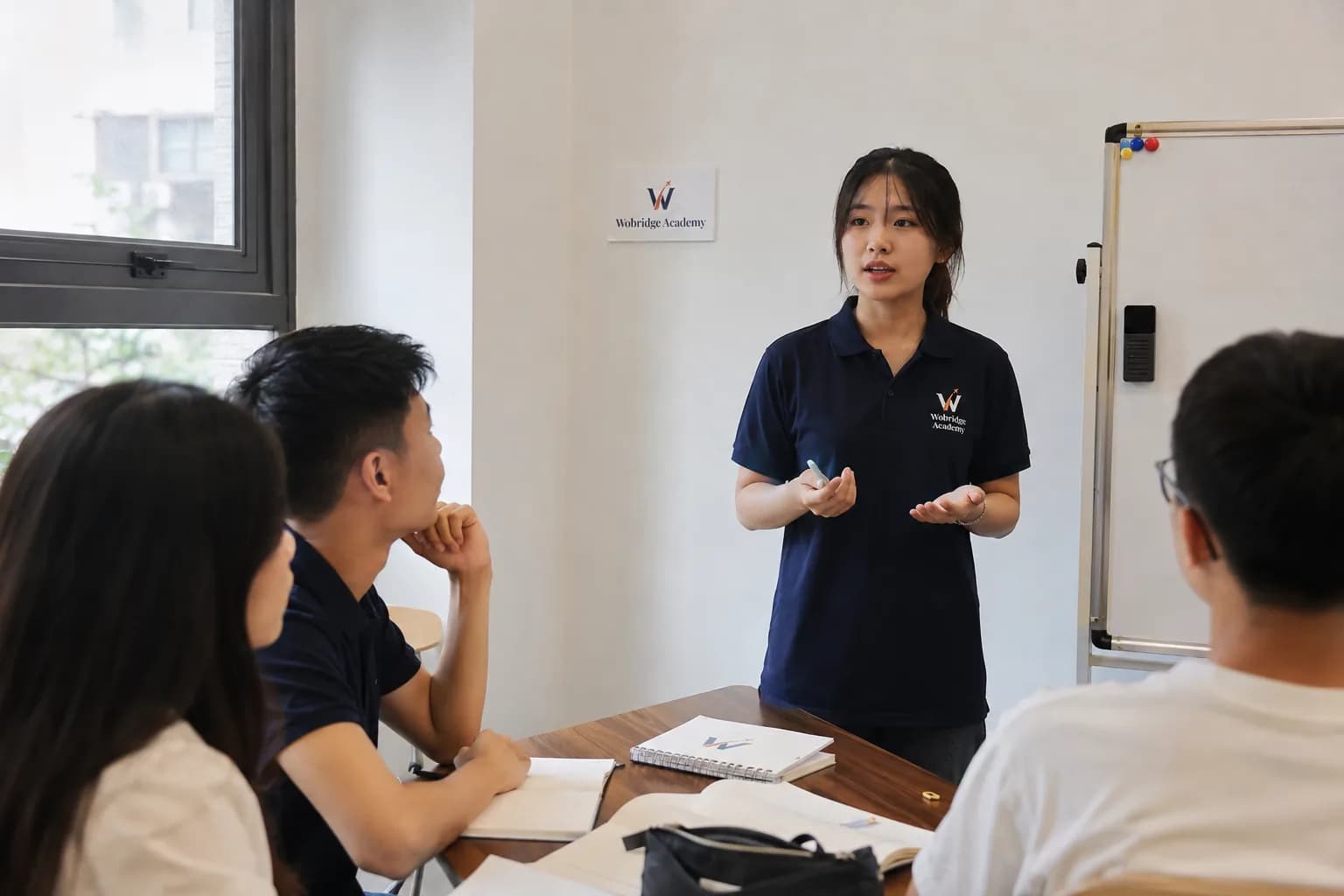 Một học viên lớp Giao tiếp thực tế trình bày ngắn trước nhóm nhỏ