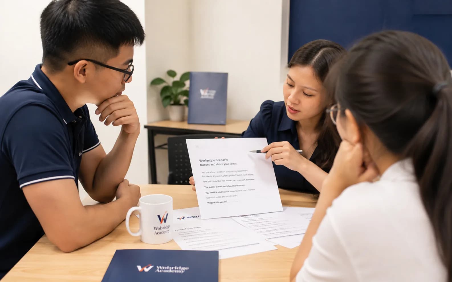 Nhóm học viên Giao tiếp thực tế trao đổi theo một tình huống công việc cùng giáo viên Wobridge