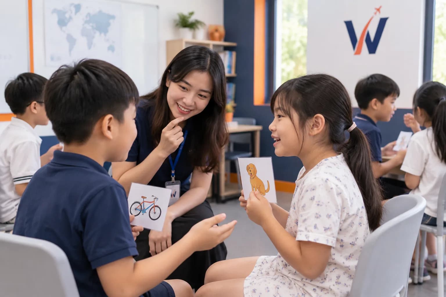 Học sinh Kids Mover luyện nói theo cặp trong giờ Speaking