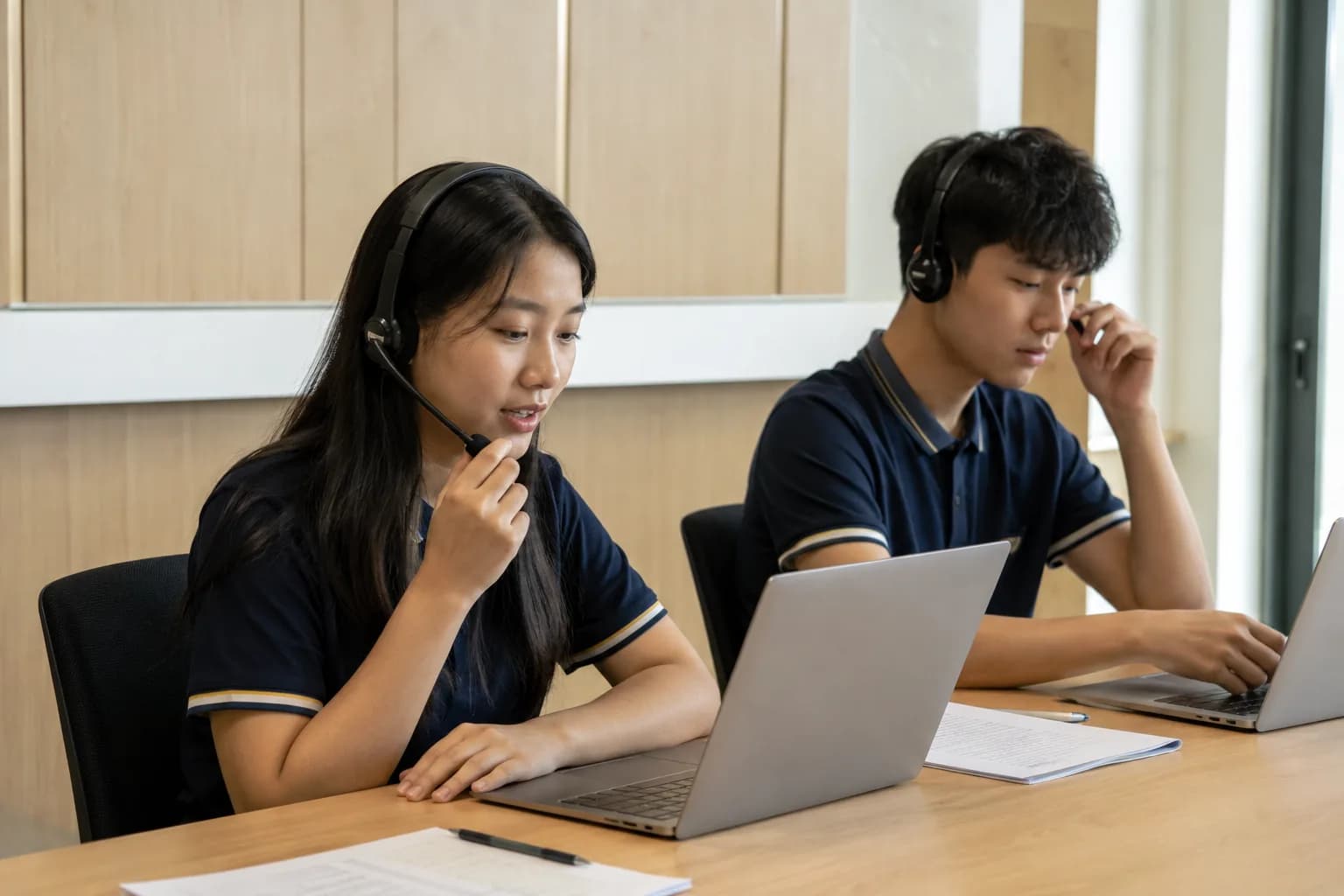 Hai học viên TOEFL Foundation thu âm phần Speaking trong giờ thực hành