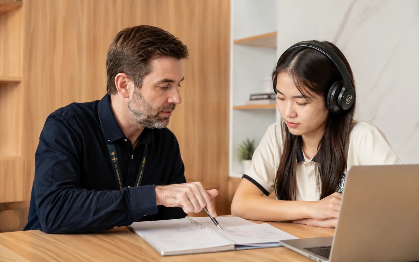 Giáo viên Wobridge hướng dẫn kỹ năng ghi chép khi nghe bài giảng cho lớp TOEFL Foundation