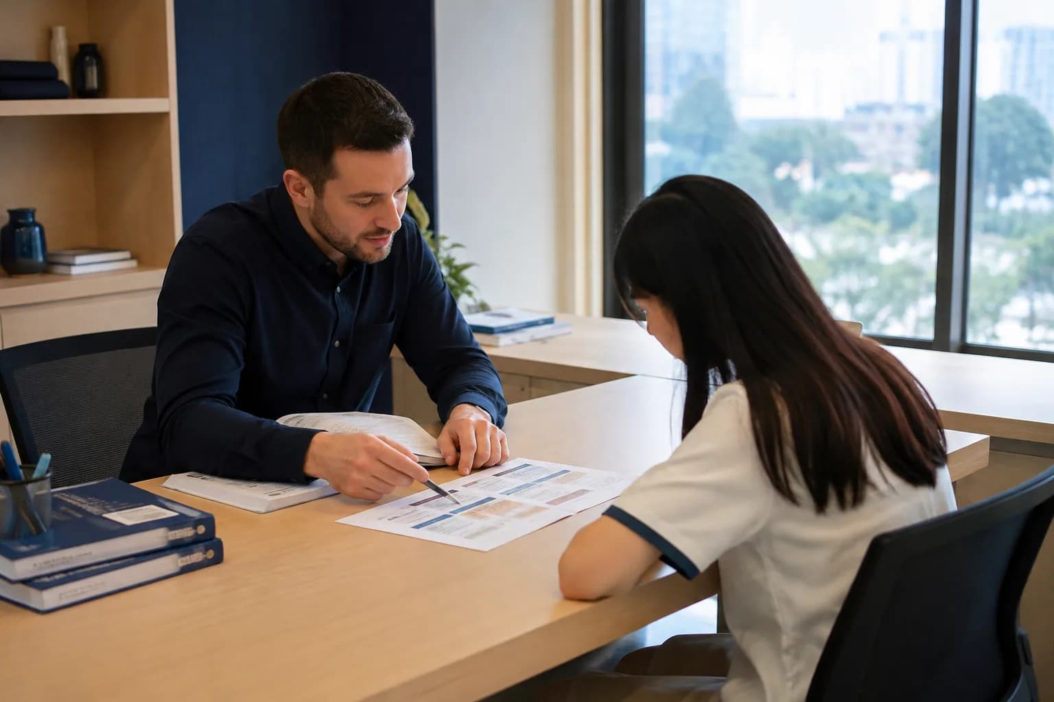 Giáo viên Wobridge và học viên cùng xem lại lộ trình TOEIC vừa điều chỉnh
