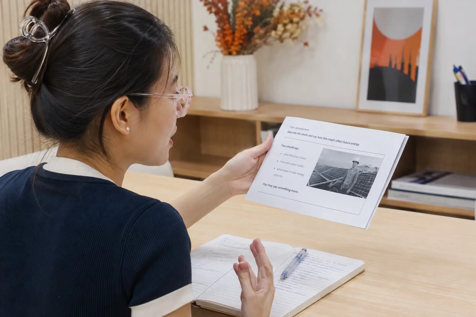 Học viên khóa VSTEP C1 luyện phần phát triển chủ đề của Speaking Part 3