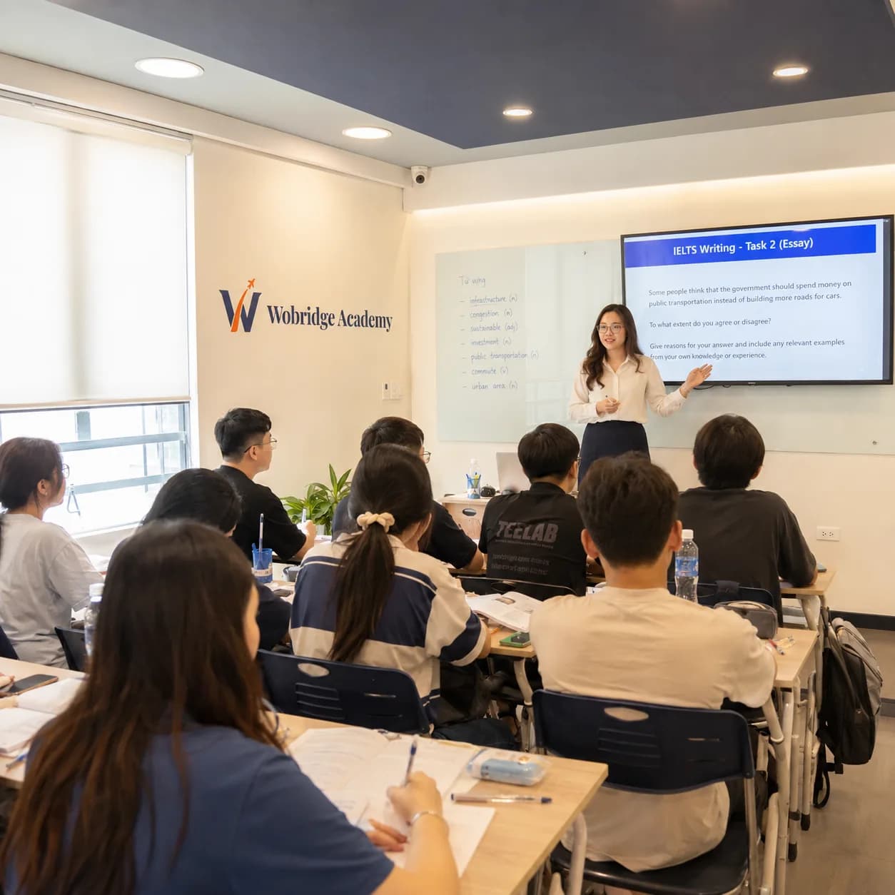 Giáo viên và học viên trong một lớp học tại Wobridge Academy
