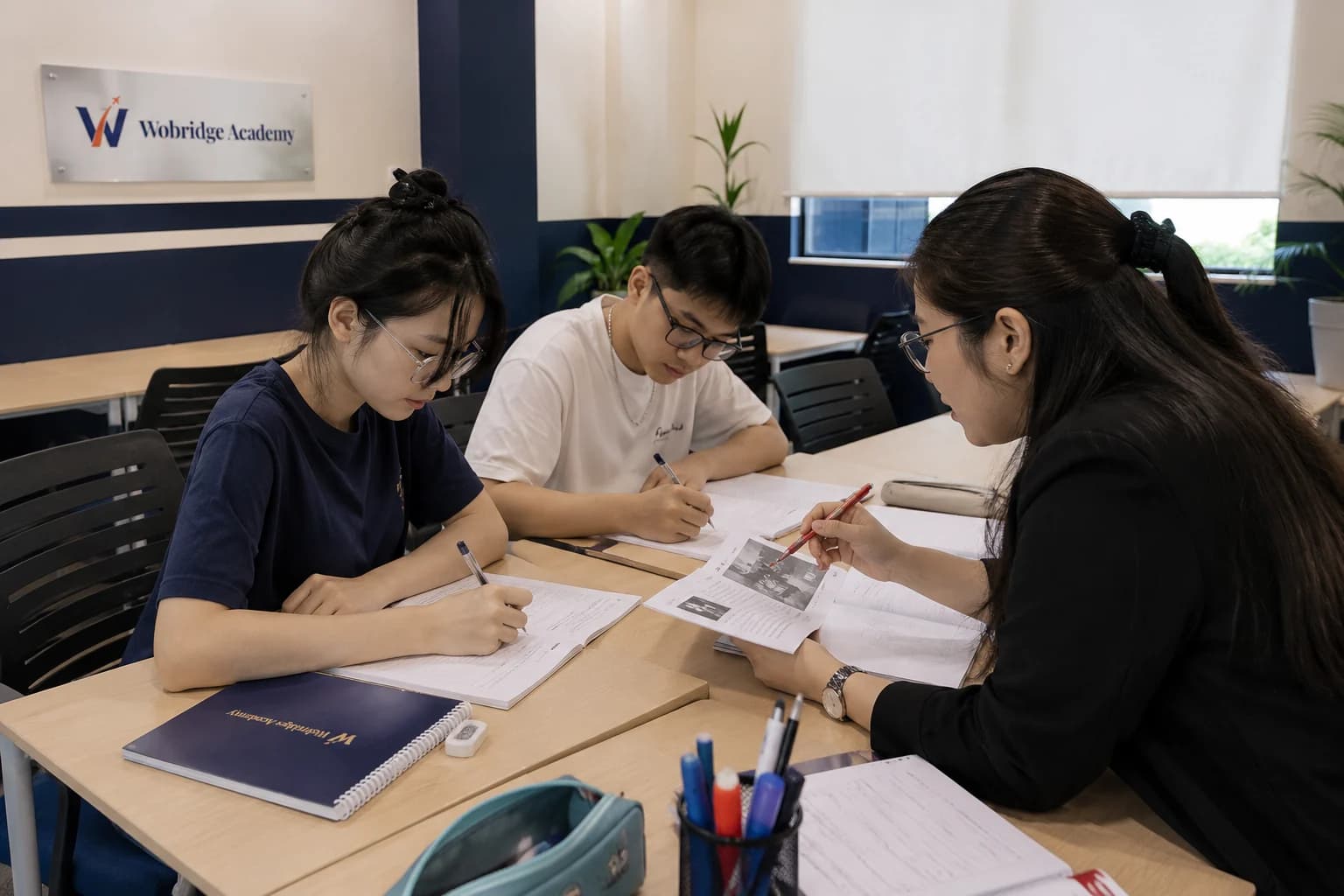 Lớp học đang luyện từng dạng bài của bài thi