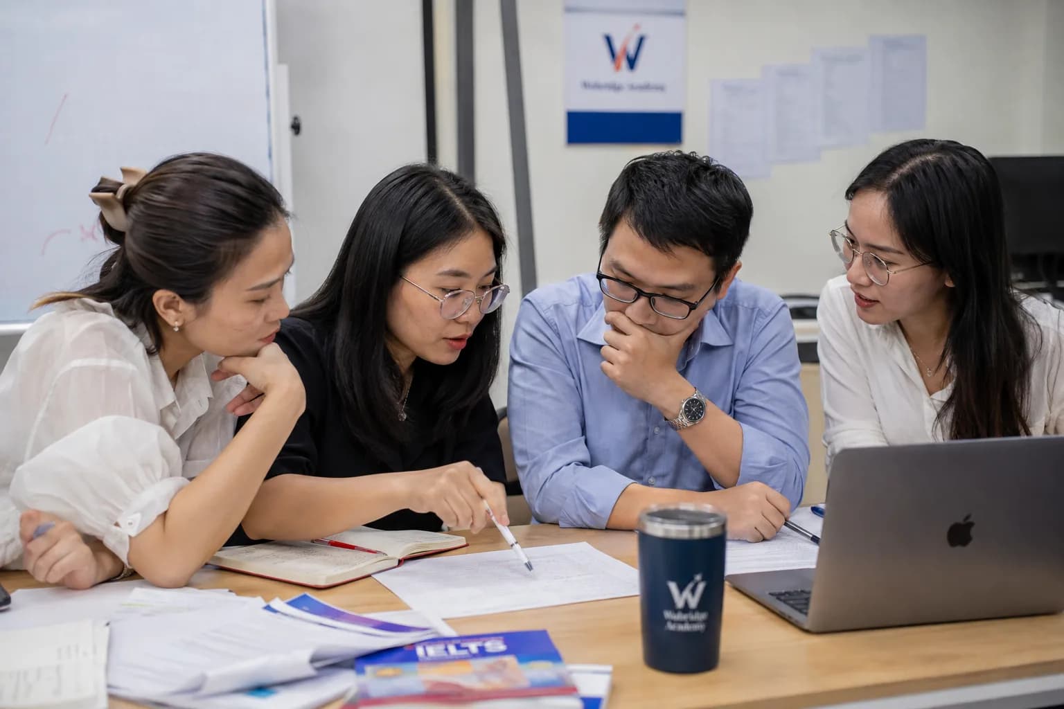 Giáo viên Wobridge Academy họp chuyên môn, cùng xem bài làm của học viên