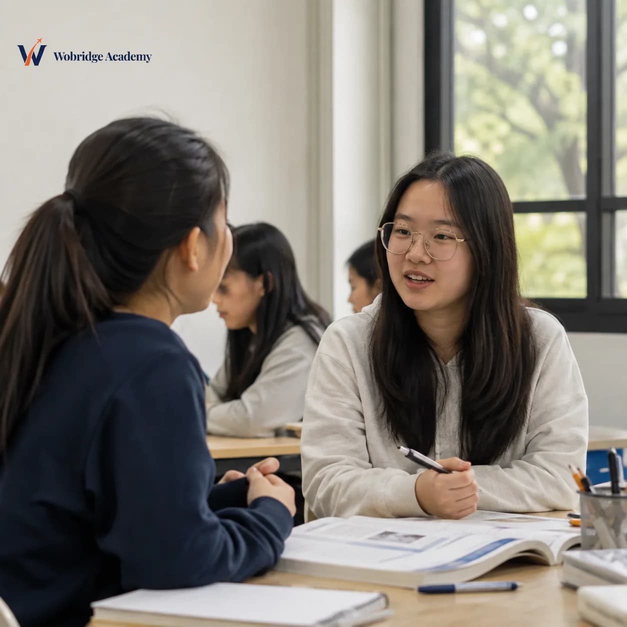 Học viên lớp Giao tiếp nền tảng tại Wobridge Academy trong giờ luyện nói theo cặp