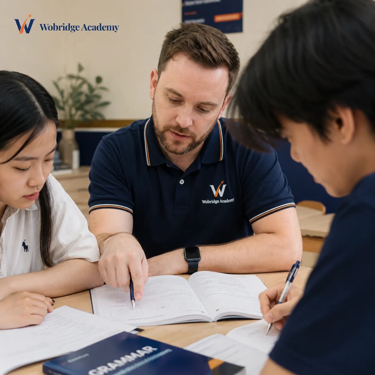Học viên lớp Pre-IELTS tại Wobridge Academy làm bài tập ngữ pháp cùng giáo viên