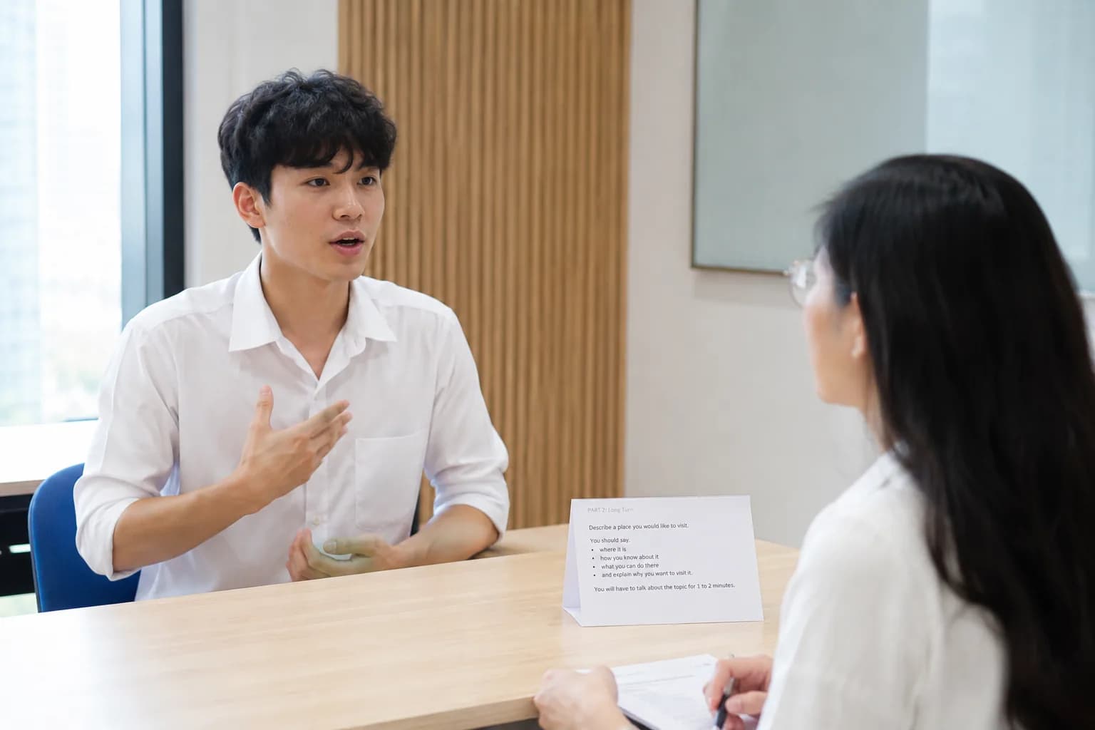 Học viên VSTEP luyện Speaking Part 2 theo tình huống cho sẵn